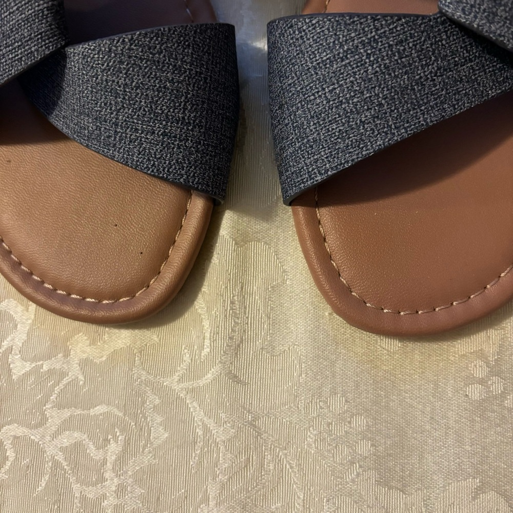 ❤️2/$15 or 3/$21❤️ Old Navy Faux Leather Link Strap Slip-on Sandals, Size 9 - Picture 5 of 10